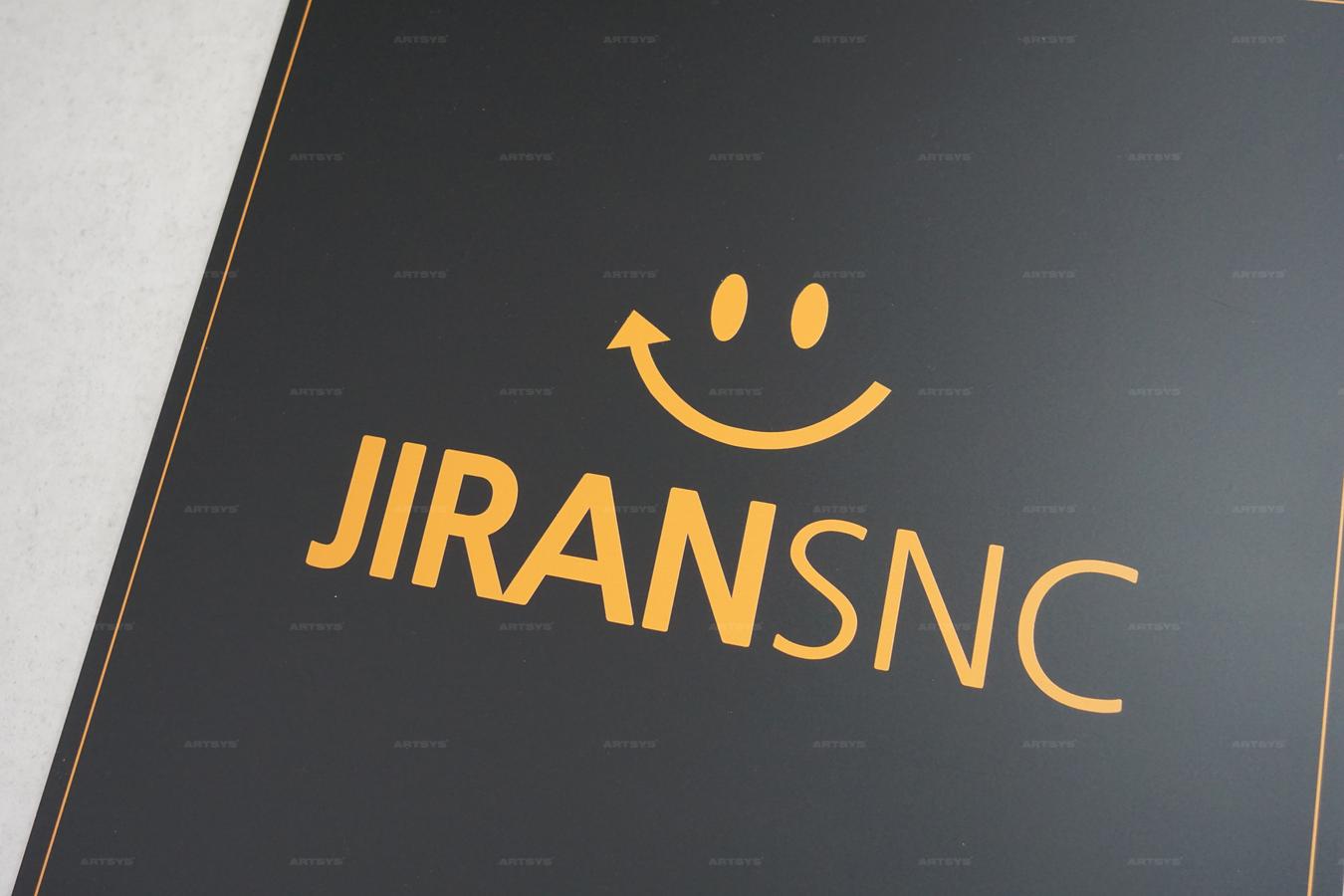 아트시스의 JIRANSNC 로고 아크릴 간판 - 블랙 배경과 오렌지 색상 조화